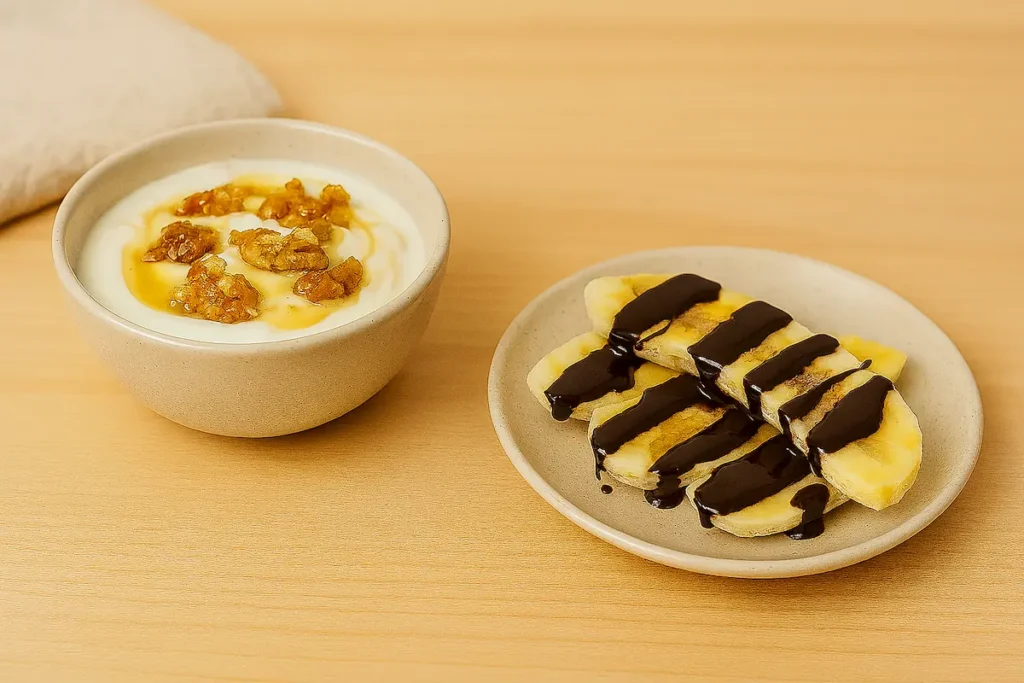 Postres sencillos: yogur con miel y nueces, y platano con chocolate fundido